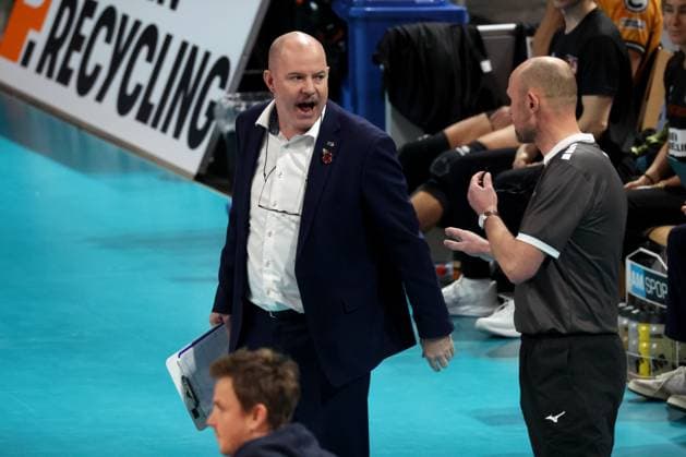 DEU, DVV, 1 VBL, BR Volleys vs ASV Dachau, 23 11 2025, Max Schmeling Halle, Berlin, DEU, DVV, 1 VBL, BR Volleys vs ASV Dachau, in the picture coach Joel Banks BR Volleys , referee nordphotoxGmbHx xEngler nph00076