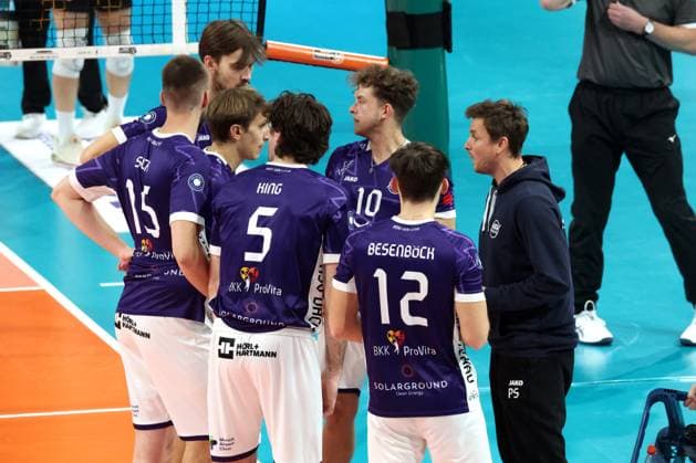 DEU, DVV, 1 VBL, BR Volleys vs ASV Dachau, 23 11 2025, Max Schmeling Halle, Berlin, DEU, DVV, 1 VBL, BR Volleys vs ASV Dachau, in the picture coach Patrick Steuerwald Dachau , Dachau players circle nordphotoxGmbHx xEngler nph00076