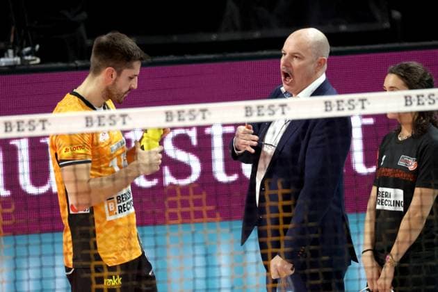 DEU, DVV, 1 VBL, BR Volleys vs ASV Dachau, 23 11 2025, Max Schmeling Halle, Berlin, DEU, DVV, 1 VBL, BR Volleys vs ASV Dachau, in the picture coach Joel Banks BR Volleys , Moritz Reichert BR Volleys 15 nordphotoxGmbHx xEngler nph00076
