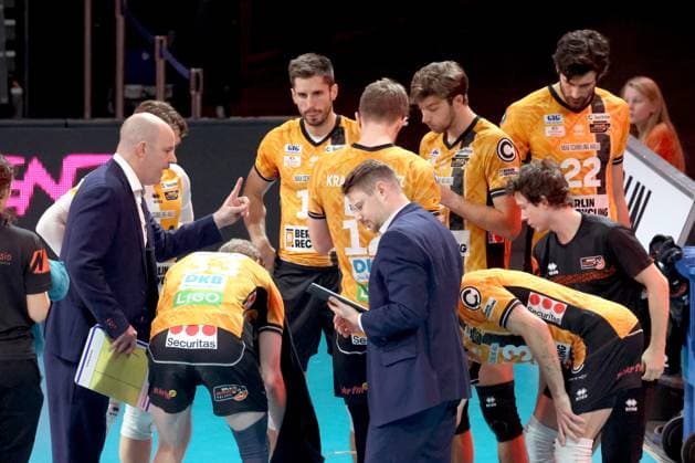 DEU, DVV, 1 VBL, BR Volleys vs ASV Dachau, 23 11 2025, Max Schmeling Halle, Berlin, DEU, DVV, 1 VBL, BR Volleys vs ASV Dachau, in the picture coach Joel Banks BR Volleys , BR Volleys players circle nordphotoxGmbHx xEngler nph00076