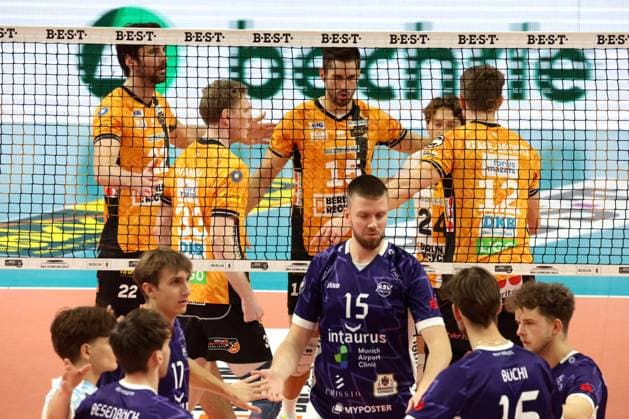 DEU, DVV, 1 VBL, BR Volleys vs ASV Dachau, 23 11 2025, Max Schmeling Halle, Berlin, DEU, DVV, 1 VBL, BR Volleys vs ASV Dachau, in the picture BR Volleys players circle, Dachau players circle nordphotoxGmbHx xEngler nph00076