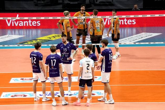 DEU, DVV, 1 VBL, BR Volleys vs ASV Dachau, 23 11 2025, Max Schmeling Halle, Berlin, DEU, DVV, 1 VBL, BR Volleys vs ASV Dachau, in the picture BR Volleys players circle, Dachau players circle, Challenge nordphotoxGmbHx xEngler nph00076