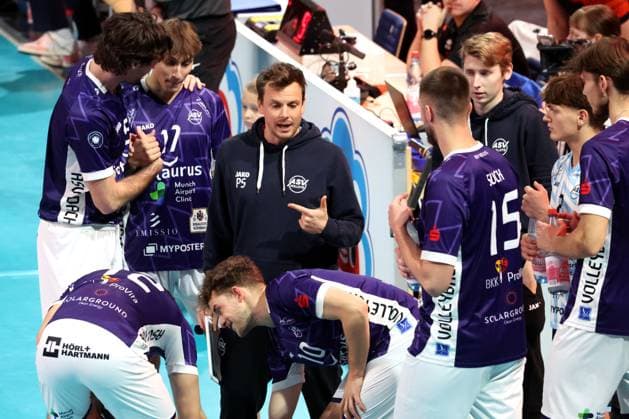 DEU, DVV, 1 VBL, BR Volleys vs ASV Dachau, 23 11 2025, Max Schmeling Halle, Berlin, DEU, DVV, 1 VBL, BR Volleys vs ASV Dachau, in the picture coach Patrick Steuerwald Dachau , Dachau players circle nordphotoxGmbHx xEngler nph00076