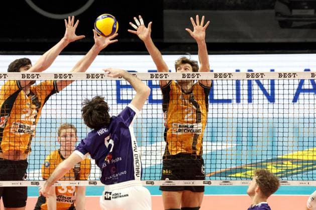 DEU, DVV, 1 VBL, BR Volleys vs ASV Dachau, 23 11 2025, Max Schmeling Halle, Berlin, DEU, DVV, 1 VBL, BR Volleys vs ASV Dachau, in the picture Jake Hanes BR Volleys 22 , Matthew Knigge BR Volleys 2 , Alexander King Dachau 5 nordphotoxGmbHx xEngler nph00076
