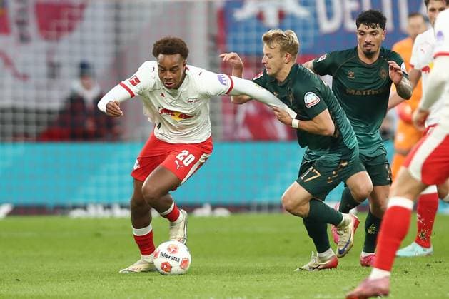23 11 2025, xtgx, Soccer 1 Bundesliga RB Leipzig SV Werder Bremen emspor, v l Assan Ouedraogo Leipzig, 20 , Marco Gruell Grüll, Bremen, 17 duel, duel, fight, tackle DFL DFB REGULATIONS PROHIBIT ANY USE OF PHOTOGRAPHS as IMAGE SEQUENCES and or QUASI VIDEO Leipzig