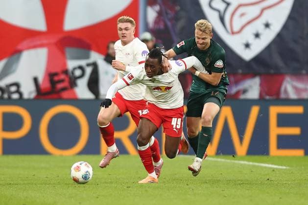 23 11 2025, xtgx, Football 1 Bundesliga RB Leipzig SV Werder Bremen emspor, v l Yan Diomande Leipzig, 49 , Marco Gruell Grüll, Bremen, 17 duel, duel, fight, tackle DFL DFB REGULATIONS PROHIBIT ANY USE OF PHOTOGRAPHS as IMAGE SEQUENCES and or QUASI VIDEO Leipzig