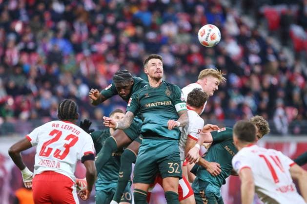 Leipzig, Saxony, Germany, 23 11 2025 Red Bull Arena 11 Matchday, Season 2025 26, 1 Soccer Bundesliga RB Leipzig SV Werder Bremen Several players fighting for a high ball, including Castello Lukeba 23, RBL , Marco Friedl 31, Werder Bremen , Conrad Harder 11, RBL and Christoph Baumgartner 14, RBL Copyright: xdtsxNachrichtenagenturx dts_94837
