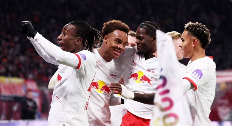 RB Leipzig Bremen Bundesliga Leipzig, 23 11 2025, Red Bull Arena, Soccer, 1 Bundesliga, 11 Matchday , RB Leipzig vs SV Werder Bremen , In picture Goal for RB Leipzig Assan Ouedraogo 20, RB Leipzig scores 1 0 and cheers with teammates , For editorial use only Only editorial use , DFL DFB regulations prohibit any use of photographs as image sequences and or quasi video ,
