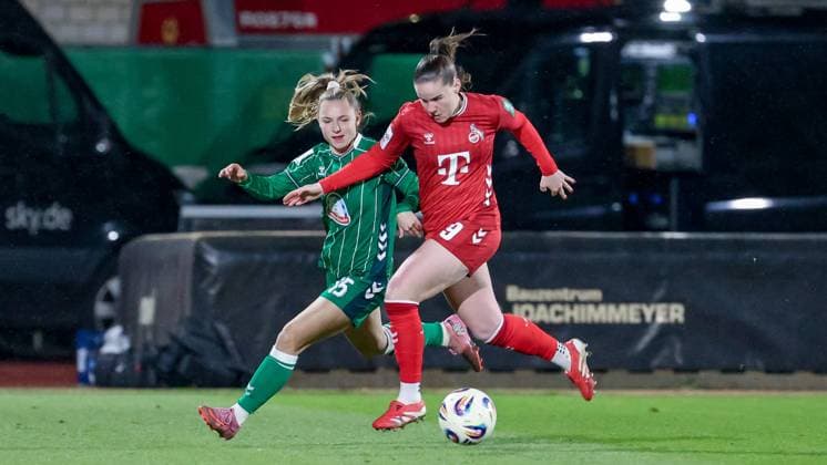 from left Michelle Weiß SV Werder Bremen, 15 and Adriana Achcinska 1 FC Köln, 9 in a duel, dynamic, action, action, game scene, THE DFB REGULATIONS PROHIBIT ANY USE OF PHOTOGRAPHS AS IMAGE SEQUENCES AND OR QUASI VIDEO , 23 11 2025, Bremen Germany , Football, Google Pixel Womens Bundesliga, SV Werder Bremen 1 FC Köln xobx