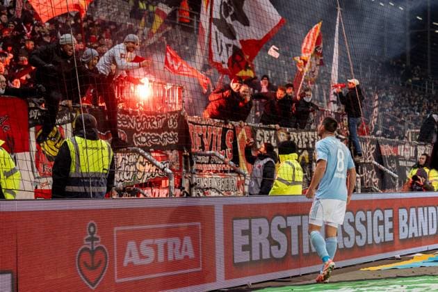 Rani Khedira 1 FC Union Berlin, 08 cheers after victory end of match in front of the fans, GER, FC St Pauli vs 1 FC Union Berlin, Football, Bundesliga, Matchday 11, Season 2025 2026, 23 11 2025 DFL REGULATIONS PROHIBIT ANY USE OF PHOTOGRAPHS AS IMAGE SEQUENCES AND OR QUASI VIDEO GER, FC St Pauli vs 1 FC Union Berlin, Football, Bundesliga, Matchday 11, Season 2025 2026, 23 11 2025 Hamburg Copyright: xEibner-Pressefoto MaxxVincenx EP_MVN