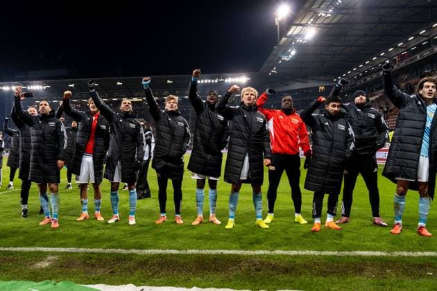 Union cheers after victory end of match, team in front of the fans, Rani Khedira 1 FC Union Berlin, 08 , Tom Rothe 1 FC Union Berlin, 15 , Leopold Querfeld 1 FC Union Berlin, 14 , Christopher Trimmel 1 FC Union Berlin, 28 , Derrick Koehn 1 FC Union Berlin, 39 , GER, FC St Pauli vs 1 FC Union Berlin, Football, Bundesliga, Matchday 11, Season 2025 2026, 23 11 2025 DFL REGULATIONS PROHIBIT ANY USE OF PHOTOGRAPHS AS IMAGE SEQUENCES AND OR QUASI VIDEO GER, FC St Pauli vs 1 FC Union Berlin, Football, Bundesliga, Matchday 11, Season 2025 2026, 23 11 2025 Hamburg Copyright: xEibner-Pressefoto MaxxVincenx EP_MVN