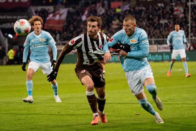 Connor Metcalfe FC St Pauli, 24 dribbling against Tim Skarke 1 FC Union Berlin, 21 , GER, FC St Pauli vs 1 FC Union Berlin, Football, Bundesliga, Matchday 11, Season 2025 2026, 23 11 2025 DFL REGULATIONS PROHIBIT ANY USE OF PHOTOGRAPHS AS IMAGE SEQUENCES AND OR QUASI VIDEO GER, FC St Pauli vs 1 FC Union Berlin, Football, Bundesliga, Matchday 11, Season 2025 2026, 23 11 2025 Hamburg Copyright: xEibner-Pressefoto MaxxVincenx EP_MVN