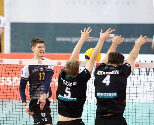 from left Mykyta SHAPOVALOV Ludwigsburg , Florian KRENKEL Haching , Alexej ZHBANKOV Haching , He Volleyball, 1 BL,25 26, TSV Haching Muenchen vs Barock Volleys Ludwigsburg, , Geothermie Arena, Unterhaching, 23 11 25 Copyright: WolfgangxFehrmann