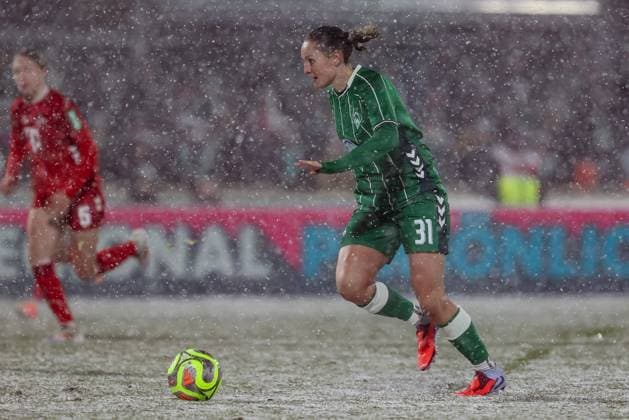 Verena Wieder SV Werder Bremen, 31 on the ball, single image, full body, action, action, match scene, THE DFB GUIDELINES PROHIBIT ANY USE OF PHOTOGRAPHS AS IMAGE SEQUENCES AND OR QUASI VIDEO DFB REGULATIONS PROHIBIT ANY USE OF PHOTOGRAPHS AS IMAGE SEQUENCES AND OR QUASI VIDEO , 23 11 2025, Bremen Germany , Soccer, Google Pixel Womens Bundesliga, SV Werder Bremen 1 FC Köln xobx