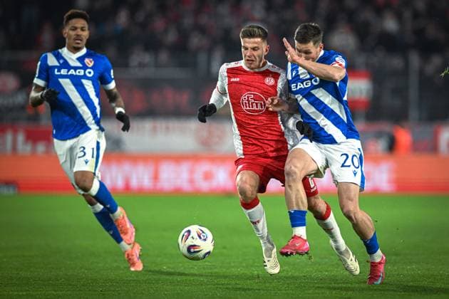 Germany, Football, 3 Liga, Matchday 15, 2025 2026, Rot Weiss Essen vs FC Energie Cottbus, 23 11 2025, Stadion an der Hafenstrasse, Essen, Germany, duel Michael Kostka Rot Weiss Essen, 2 vs Axel Borgmann Energie Cottbus, 20 Copyright: xMarkusxVerwimpx