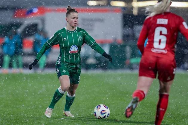 Michelle Ulbrich SV Werder Bremen, 5 on the ball, single image, full body, action, action, game scene, THE DFB GUIDELINES PROHIBIT ANY USE OF PHOTOGRAPHS AS IMAGE SEQUENCES AND OR QUASI VIDEO DFB REGULATIONS PROHIBIT ANY USE OF PHOTOGRAPHS AS IMAGE SEQUENCES AND OR QUASI VIDEO , 23 11 2025, Bremen Germany , Soccer, Google Pixel Womens Bundesliga, SV Werder Bremen 1 FC Köln xobx