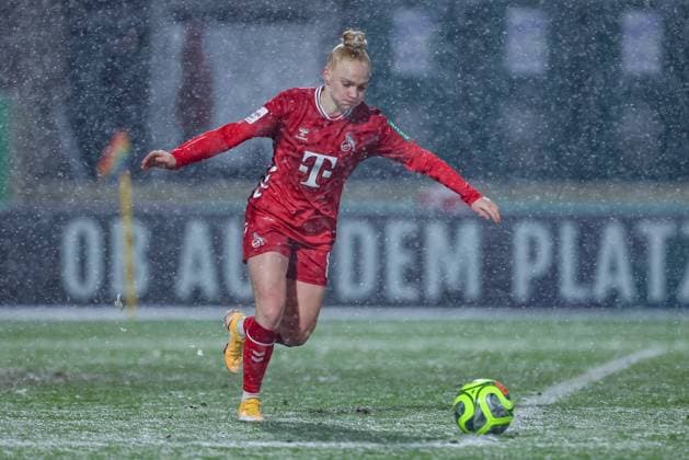 Laura Vogt 1 FC Köln, 8 on the ball, cropped image, single image, full body, action, action, match scene, THE DFB GUIDELINES PROHIBIT ANY USE OF PHOTOGRAPHS AS IMAGE SEQUENCES AND OR QUASI VIDEO DFB REGULATIONS PROHIBIT ANY USE OF PHOTOGRAPHS AS IMAGE SEQUENCES AND OR QUASI VIDEO , 23 11 2025, Bremen Germany , Soccer, Google Pixel Womens Bundesliga, SV Werder Bremen 1 FC Köln xobx