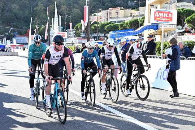 La course Pro-Am durant le BEKING 2025 à Monaco avec l ancien champion Mark Cavendish dans l une des équipes, le 23 novembre 2025. Marc Cavendish a tenté de motiver son équipe composée par Filippo Gensini, Andrea Cattoli, Jerome Herrera, Antoine Berlin et Femke Gerritse. BEKING réunit professionnels et amateurs dans une compétition par équipes mixtes, la course Pro Am. En spectateur attentif, il y avait l ancien footballeur Marco Simone, et l équipe numéro 1 composée par David Rappart, Auguste Coutinho, Frédéric Lacadée, Eléna Cecchini, Vittoria Guazini et Davide Rigon était aux couleurs de Fight Aids Monaco avec dans les 3 amateurs des Carabiniers du Prince. Bruno Bebert Bestimage The Pro-Am race during BEKING 2025 in Monaco with former champion Mark Cavendish in one of the teams on november 23th 2025 Monaco Monaco Copyright: xBrunoxBebertx xBestimagexBrunoxBebertx xBestimagex