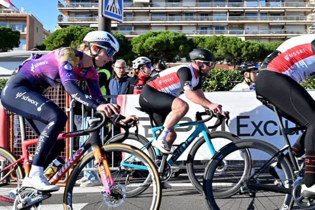 La course Pro-Am durant le BEKING 2025 à Monaco avec l ancien champion Mark Cavendish dans l une des équipes, le 23 novembre 2025. Marc Cavendish a tenté de motiver son équipe composée par Filippo Gensini, Andrea Cattoli, Jerome Herrera, Antoine Berlin et Femke Gerritse. BEKING réunit professionnels et amateurs dans une compétition par équipes mixtes, la course Pro Am. En spectateur attentif, il y avait l ancien footballeur Marco Simone, et l équipe numéro 1 composée par David Rappart, Auguste Coutinho, Frédéric Lacadée, Eléna Cecchini, Vittoria Guazini et Davide Rigon était aux couleurs de Fight Aids Monaco avec dans les 3 amateurs des Carabiniers du Prince. Bruno Bebert Bestimage The Pro-Am race during BEKING 2025 in Monaco with former champion Mark Cavendish in one of the teams on november 23th 2025 Monaco Monaco Copyright: xBrunoxBebertx xBestimagexBrunoxBebertx xBestimagex