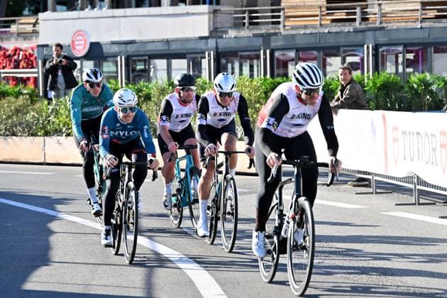 La course Pro-Am durant le BEKING 2025 à Monaco avec l ancien champion Mark Cavendish dans l une des équipes, le 23 novembre 2025. Marc Cavendish a tenté de motiver son équipe composée par Filippo Gensini, Andrea Cattoli, Jerome Herrera, Antoine Berlin et Femke Gerritse. BEKING réunit professionnels et amateurs dans une compétition par équipes mixtes, la course Pro Am. En spectateur attentif, il y avait l ancien footballeur Marco Simone, et l équipe numéro 1 composée par David Rappart, Auguste Coutinho, Frédéric Lacadée, Eléna Cecchini, Vittoria Guazini et Davide Rigon était aux couleurs de Fight Aids Monaco avec dans les 3 amateurs des Carabiniers du Prince. Bruno Bebert Bestimage The Pro-Am race during BEKING 2025 in Monaco with former champion Mark Cavendish in one of the teams on november 23th 2025 Monaco Monaco Copyright: xBrunoxBebertx xBestimagexBrunoxBebertx xBestimagex