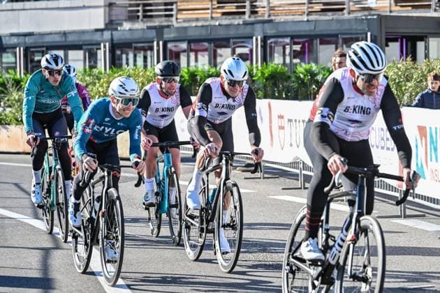 La course Pro-Am durant le BEKING 2025 à Monaco avec l ancien champion Mark Cavendish dans l une des équipes, le 23 novembre 2025. Marc Cavendish a tenté de motiver son équipe composée par Filippo Gensini, Andrea Cattoli, Jerome Herrera, Antoine Berlin et Femke Gerritse. BEKING réunit professionnels et amateurs dans une compétition par équipes mixtes, la course Pro Am. En spectateur attentif, il y avait l ancien footballeur Marco Simone, et l équipe numéro 1 composée par David Rappart, Auguste Coutinho, Frédéric Lacadée, Eléna Cecchini, Vittoria Guazini et Davide Rigon était aux couleurs de Fight Aids Monaco avec dans les 3 amateurs des Carabiniers du Prince. Bruno Bebert Bestimage The Pro-Am race during BEKING 2025 in Monaco with former champion Mark Cavendish in one of the teams on november 23th 2025 Monaco Monaco Copyright: xBrunoxBebertx xBestimagexBrunoxBebertx xBestimagex