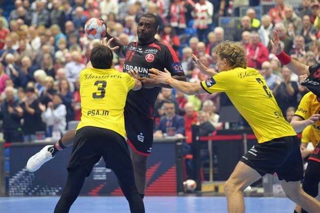 Sadou Ntanzi MT Melsungen 91 , Filip Psajd HF Karlskrona 3 , William Eskengren Svahn HF Karlskrona 2 R , GER, MT Melsungen HF Karlskrona SWE l, Handball, EHF European League Maenner, Group Matches, Saison 2025 2026, 25 11 2025, GER, MT Melsungen HF Karlskrona, Handball, EHF Maenner, Group Matches, Saison 2025 2026, 25 11 2025 Kassel Copyright: xEibner-Pressefotox xRolandxSippelx EP_RSL