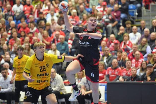 Reynir Thor Stefansson MT Melsungen 19 on throw Karl Joensson HF Karlskrona 22 , GER, MT Melsungen HF Karlskrona SWE l, Handball, EHF European League Men, Group Matches, Season 2025 2026, 25 11 2025, GER, MT Melsungen HF Karlskrona, Handball, EHF Men, Group Matches, Season 2025 2026, 25 11 2025 Kassel Copyright: xEibner-Pressefotox xRolandxSippelx EP_RSL