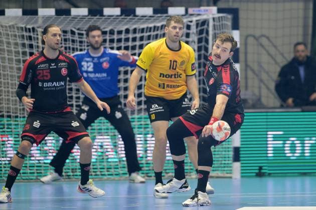 Bruno Eickhoff MT Melsungen 53 front , Albin Stenberg HF Karlskrona 10 , Olle Forsell Schefvert MT Melsungen 25 , Kristof Palasics goalkeeper MT Melsungen 32 back , GER, MT Melsungen HF Karlskrona SWE l, Handball, EHF European League Maenner, Group Matches, Saison 2025 2026, 25 11 2025, GER, MT Melsungen HF Karlskrona, Handball, EHF Maenner, Group Matches, Saison 2025 2026, 25 11 2025 Kassel Copyright: xEibner-Pressefotox xRolandxSippelx EP_RSL