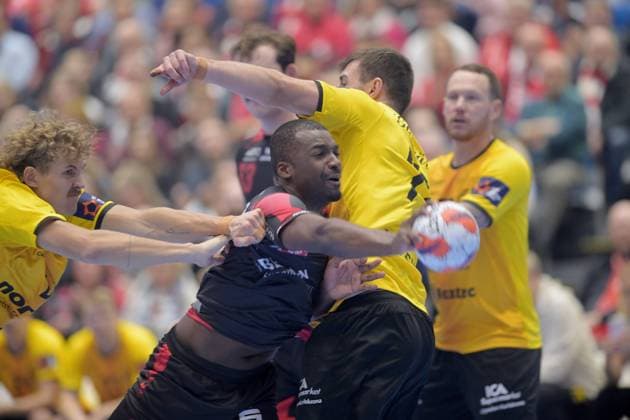 Sadou Ntanzi MT Melsungen 91 on the ball , William Eskengren Svahn HF Karlskrona 2 L , Jonathan Andersson HF Karlskrona 77 M , GER, MT Melsungen HF Karlskrona SWE l, Handball, EHF European League Maenner, Group Matches, Saison 2025 2026, 25 11 2025, GER, MT Melsungen HF Karlskrona, Handball, EHF Maenner, Group Matches, Saison 2025 2026, 25 11 2025 Kassel Copyright: xEibner-Pressefotox xRolandxSippelx EP_RSL