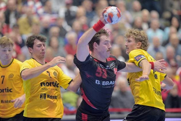 Bruno Eickhoff MT Melsungen 53 on the ball , Filip Psajd HF Karlskrona 3 L , William Eskengren Svahn HF Karlskrona 2 R , GER, MT Melsungen HF Karlskrona SWE l, Handball, EHF European League Maenner, Group Matches, Saison 2025 2026, 25 11 2025, GER, MT Melsungen HF Karlskrona, Handball, EHF Maenner, Group Matches, Saison 2025 2026, 25 11 2025 Kassel Copyright: xEibner-Pressefotox xRolandxSippelx EP_RSL