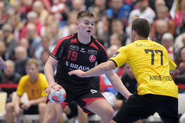 Reynir Thor Stefansson MT Melsungen 19 on the ball , Jonathan Andersson HF Karlskrona 77 , GER, MT Melsungen HF Karlskrona SWE l, Handball, EHF European League Maenner, Group Matches, Season 2025 2026, 25 11 2025, GER, MT Melsungen HF Karlskrona, Handball, EHF Maenner, Group Matches, Season 2025 2026, 25 11 2025 Kassel Copyright: xEibner-Pressefotox xRolandxSippelx EP_RSL