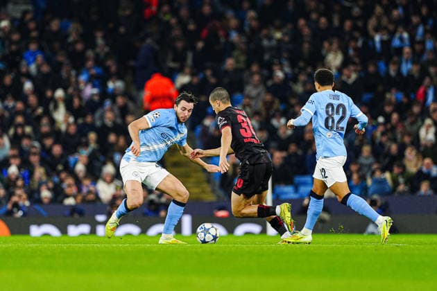 Nico Gonzalez Manchester City, 14 , Ibrahim Maza Bayer 04 Leverkusen, 30 , Rico Lewis Manchester City, 82 ENG, Manchester City vs Bayer 04 Leverkusen, Football, UEFA Champions League, Matchday 5, Season 2025 2026, 25 11 2025 ENG, Manchester City vs Bayer 04 Leverkusen, Football, UEFA Champions League, Matchday 5, Season 2025 2026, 25 11 2025 Manchester Copyright: xEibner-Pressefoto MarcelxvonxFehrnx EP_MFN