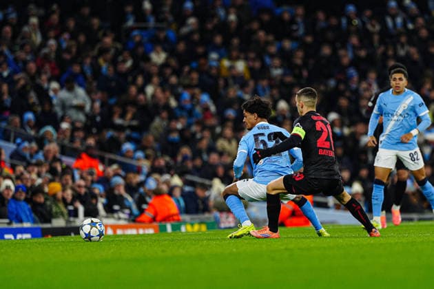 Oscar Bobb Manchester City, 52 , Alejandro Grimaldo Bayer 04 Leverkusen, 20 ENG, Manchester City vs Bayer 04 Leverkusen, Football, UEFA Champions League, Matchday 5, Season 2025 2026, 25 11 2025 ENG, Manchester City vs Bayer 04 Leverkusen, Football, UEFA Champions League, Matchday 5, Season 2025 2026, 25 11 2025 Manchester Copyright: xEibner-Pressefoto MarcelxvonxFehrnx EP_MFN