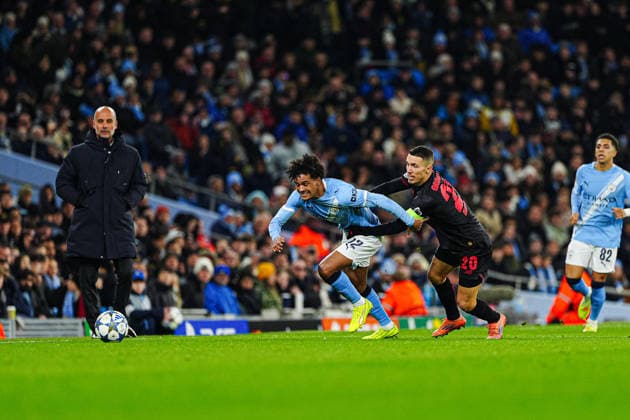 Oscar Bobb Manchester City, 52 , Alejandro Grimaldo Bayer 04 Leverkusen, 20 ENG, Manchester City vs Bayer 04 Leverkusen, Football, UEFA Champions League, Matchday 5, Season 2025 2026, 25 11 2025 ENG, Manchester City vs Bayer 04 Leverkusen, Football, UEFA Champions League, Matchday 5, Season 2025 2026, 25 11 2025 Manchester Copyright: xEibner-Pressefoto MarcelxvonxFehrnx EP_MFN