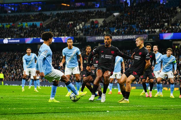 Oscar Bobb Manchester City, 52 , Loic Bade Bayer 04 Leverkusen, 05 , Ibrahim Maza Bayer 04 Leverkusen, 30 ENG, Manchester City vs Bayer 04 Leverkusen, Football, UEFA Champions League, Matchday 5, Season 2025 2026, 25 11 2025 ENG, Manchester City vs Bayer 04 Leverkusen, Football, UEFA Champions League, Matchday 5, Season 2025 2026, 25 11 2025 Manchester Copyright: xEibner-Pressefoto MarcelxvonxFehrnx EP_MFN