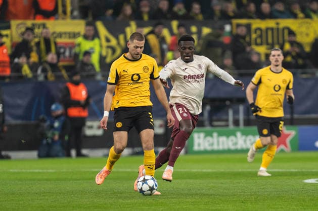 GER, UEFA Champions League, Matchday 5 Borussia Dortmund vs FC Villarreal 25 11 2025, Signal Iduna Park, Dortmund, GER, UEFA Champions League, Matchday 5 Borussia Dortmund vs FC Villarreal in picture duel between Waldemar Anton Borussia Dortmund, 3 and Tani Oluwaseyi Villarreal, 21 , whole person, nordphotoxGmbHxx xChristianxSchulze nph000300