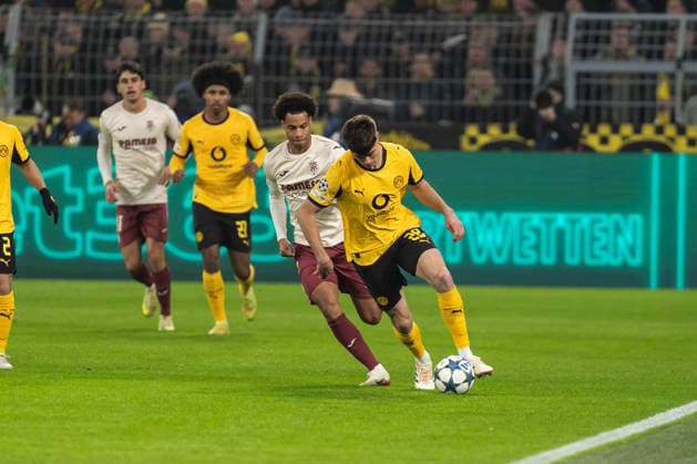 GER, UEFA Champions League, Matchday 5 Borussia Dortmund vs FC Villarreal 25 11 2025, Signal Iduna Park, Dortmund, GER, UEFA Champions League, Matchday 5 Borussia Dortmund vs FC Villarreal in picture duel between Aaron Anselmino Borussia Dortmund, 28 and Tajon Buchanan Villarreal, 17 , whole person, nordphotoxGmbHxx xChristianxSchulze nph000300