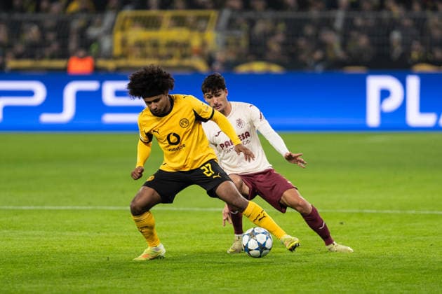 GER, UEFA Champions League, Matchday 5 Borussia Dortmund vs FC Villarreal 25 11 2025, Signal Iduna Park, Dortmund, GER, UEFA Champions League, Matchday 5 Borussia Dortmund vs FC Villarreal in picture duel between Karim Adeyemi Borussia Dortmund, 27 and Sergi Cardona Villarreal, 23 , whole person, nordphotoxGmbHxx xChristianxSchulze nph000300