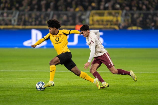 GER, UEFA Champions League, Matchday 5 Borussia Dortmund vs FC Villarreal 25 11 2025, Signal Iduna Park, Dortmund, GER, UEFA Champions League, Matchday 5 Borussia Dortmund vs FC Villarreal in picture duel between Karim Adeyemi Borussia Dortmund, 27 and Sergi Cardona Villarreal, 23 , whole person, nordphotoxGmbHxx xChristianxSchulze nph000300