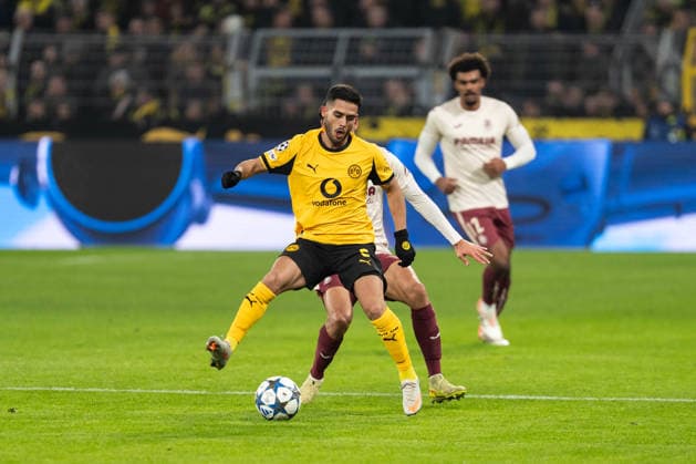 GER, UEFA Champions League, Matchday 5 Borussia Dortmund vs FC Villarreal 25 11 2025, Signal Iduna Park, Dortmund, GER, UEFA Champions League, Matchday 5 Borussia Dortmund vs FC Villarreal in picture duel between Yan Couto Borussia Dortmund, 2 and Sergi Cardona Villarreal, 23 , whole person, nordphotoxGmbHxx xChristianxSchulze nph000300