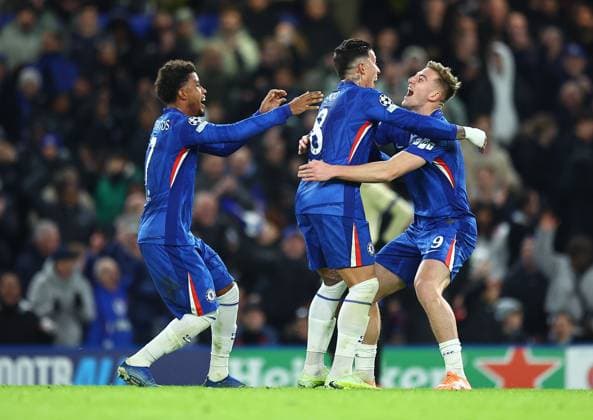 Liam Delap of Chelsea celebrates scoring his sides third goal with team-mates Chelsea v Barcelona, UEFA Champions League , Football, Stamford Bridge, London, UK - 25 Nov 2025London Stamford Bridge United Kingdom EDITORIAL USE ONLY No use with unauthorised audio, video, data, fixture lists, club league logos or live services. Online in-match use limited to 120 images, no video emulation. No use in betting, games or single club league player publications. Copyright: xShutterstockx 15918405bd