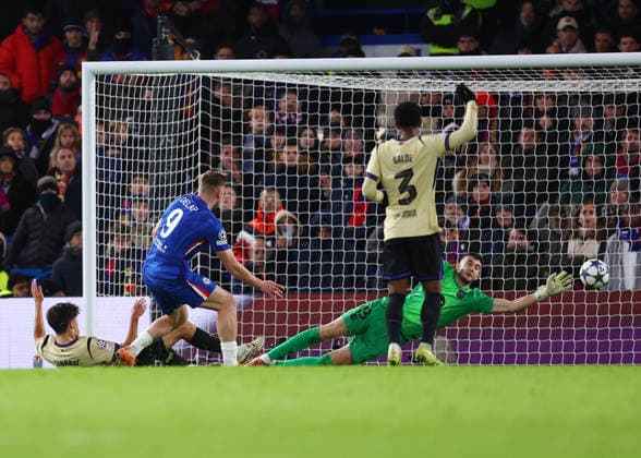 London, England, 25th November 2025. Liam Delap of Chelsea scoring his sides third goal during the Chelsea vs FC Barcelona, Barca UEFA Champions League match at Stamford Bridge, London. Picture credit should read: Paul Terry Sportimage EDITORIAL USE ONLY. No use with unauthorised audio, video, data, fixture lists, club league logos or live services. Online in-match use limited to 120 images, no video emulation. No use in betting, games or single club league player publications. SPI_072_PT_Chelsea_Barcelona SPI-4310-0074