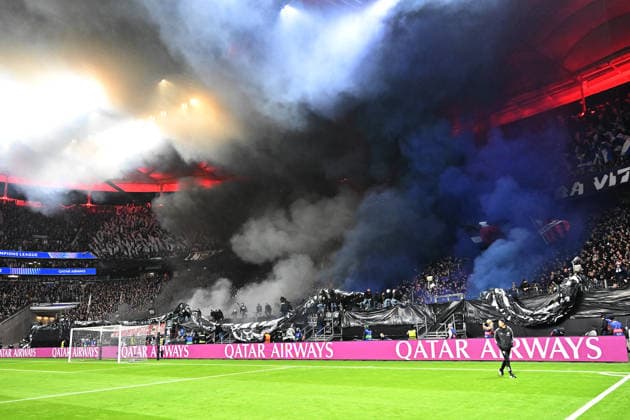 26 11 2025, xjhx, Football UEFA Champions League, Eintracht Frankfurt Atalanta Bergamo v l Fans Eintracht Frankfurt, Mood, Scarves, ending Pyrotechnics, Benglos, Smoke, Fog, Fireworks Choreography Choreography DFL DFB REGULATIONS PROHIBIT ANY USE OF PHOTOGRAPHS as IMAGE SEQUENCES and or QUASI VIDEO Frankfurt am Main