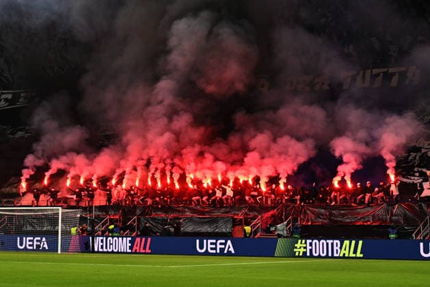 26 11 2025, xjhx, Football UEFA Champions League, Eintracht Frankfurt Atalanta Bergamo v l Fans Eintracht Frankfurt, Mood, Scarves, ending Pyrotechnics, Benglos, Smoke, Fog, Fireworks Choreography Choreography DFL DFB REGULATIONS PROHIBIT ANY USE OF PHOTOGRAPHS as IMAGE SEQUENCES and or QUASI VIDEO Frankfurt am Main