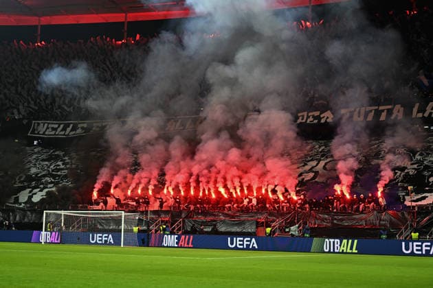 26 11 2025, xjhx, Football UEFA Champions League, Eintracht Frankfurt Atalanta Bergamo v l Fans Eintracht Frankfurt, Mood, Scarves, ending Pyrotechnics, Benglos, Smoke, Fog, Fireworks Choreography Choreography DFL DFB REGULATIONS PROHIBIT ANY USE OF PHOTOGRAPHS as IMAGE SEQUENCES and or QUASI VIDEO Frankfurt am Main