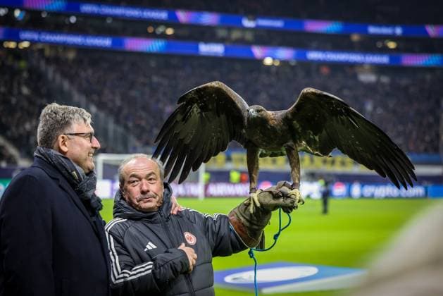 CEO Axel Hellmann Eintracht Frankfurt , left, with Attila, Eintrachts mascot eagle, Eintracht Frankfurt vs Atalanta B C , Football, Men, UEFA Champions League, UEFA, Season 2025 2026, Group stage, Matchday 5, 5 Matchday, 26 11 2025 Frankfurt Hessen Germany Copyright: xkolbert-press MartinxAgüerax