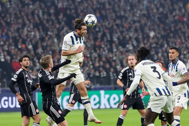Marten de Roon Atalanta Bergamo, 15 on header , Germany, Football, UEFA Champions League, Matchday 5, 2025 2026, Eintracht Frankfurt vs Atalanta Bergamo, 26 11 2025, Deutsche Bank Park, Frankfurt am Main, Germany Frankfurt am Main Deutsche Bank Park Hessen Germany Copyright: xGrantxHubbsx