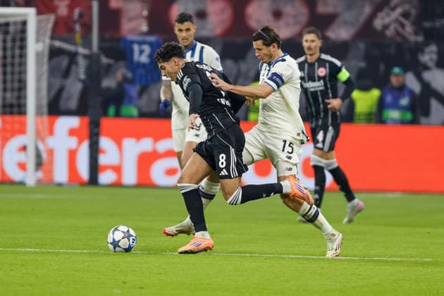 Fares Chaibi Eintracht Frankfurt, 08 and Marten de Roon Atalanta Bergamo, 15 in running duel , Germany, Football, UEFA Champions League, Matchday 5, 2025 2026, Eintracht Frankfurt vs Atalanta Bergamo, 26 11 2025, Deutsche Bank Park, Frankfurt am Main, Germany Frankfurt am Main Deutsche Bank Park Hessen Germany Copyright: xGrantxHubbsx
