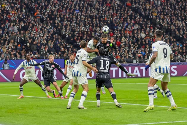 Isak Hien Atalanta Bergamo, 04 and Robin Koch Eintracht Frankfurt, 04 in a header duel , Germany, Football, UEFA Champions League, Matchday 5, 2025 2026, Eintracht Frankfurt vs Atalanta Bergamo, 26 11 2025, Deutsche Bank Park, Frankfurt am Main, Germany Frankfurt am Main Deutsche Bank Park Hessen Germany Copyright: xGrantxHubbsx