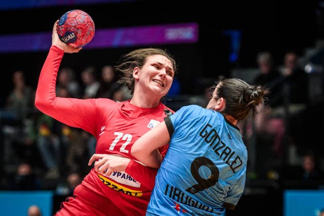 Dragana Cvijic Serbia, 72 vs Rosina Gonzalez Majo Uruguay, 09 GER, Serbia Uruguay, Handball World Championship, Preliminary Round, Group C, 26 11 2025 GER, Serbia Uruguay, Handball World Championship, Preliminary Round, Group C, 26 11 2025 Stuttgart Copyright: xSandyxDinkelackerx EP_SDR